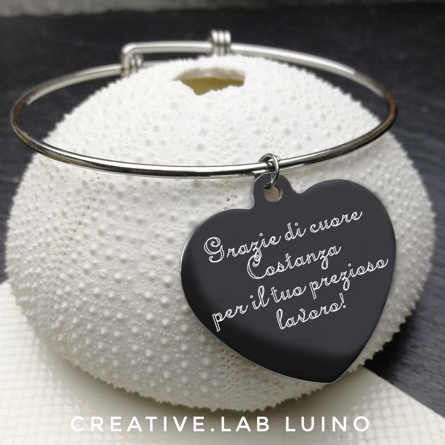 Bracciale rigido e ciondolo personalizzabile a cuore, per collaboratori scolastici