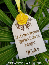 Carica l&#39;immagine nel visualizzatore di Gallery, Tag di legno con fiore per la maestra