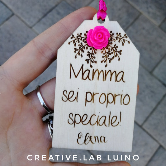 Tag di legno con fiore per la mamma