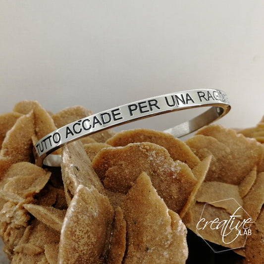 Bracciale a manetta "Tutto accade per una ragione"