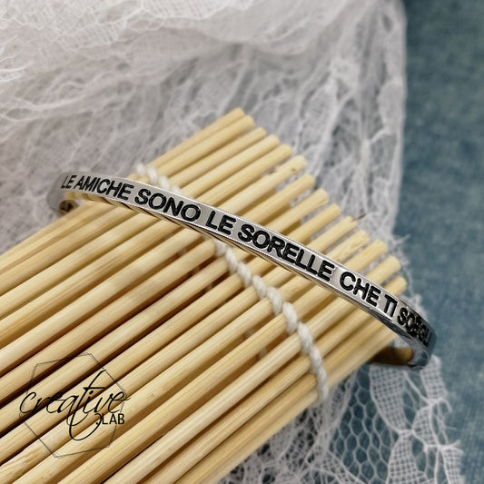 Bracciale a manetta "Le amiche sono le sorelle che ti scegli"