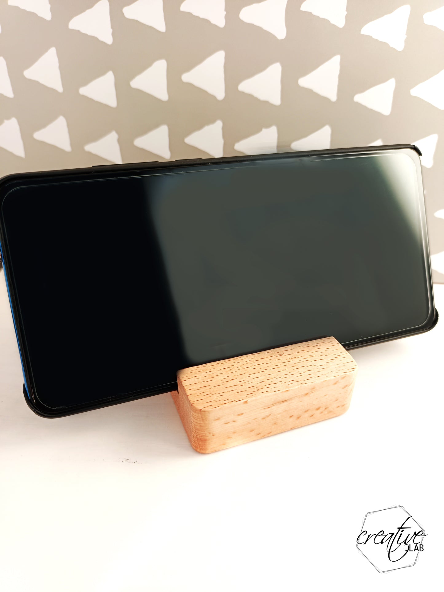 Porta smartphone in legno, personalizzabile con iniziale e nome