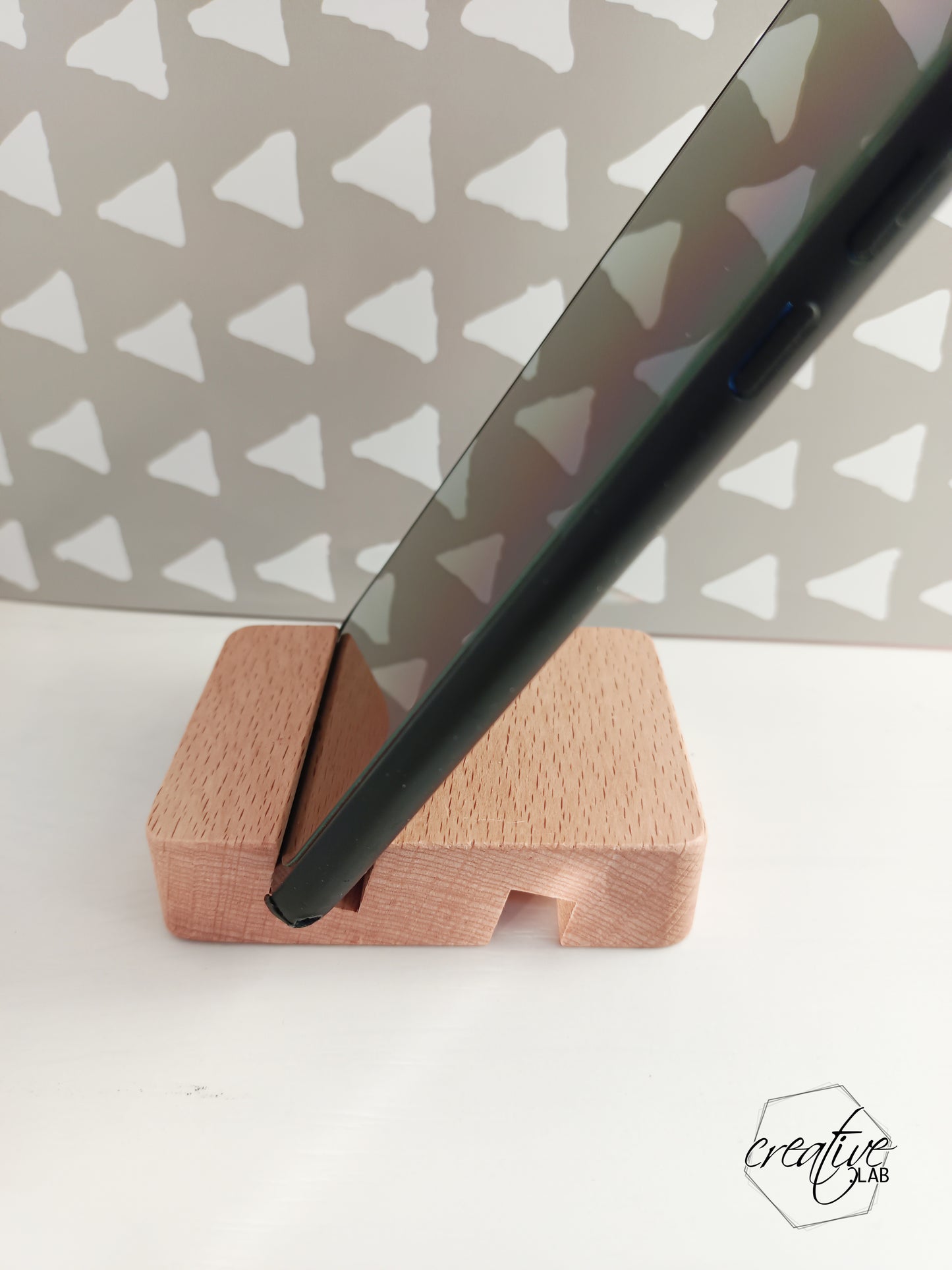 Porta smartphone in legno, personalizzabile con iniziale e nome