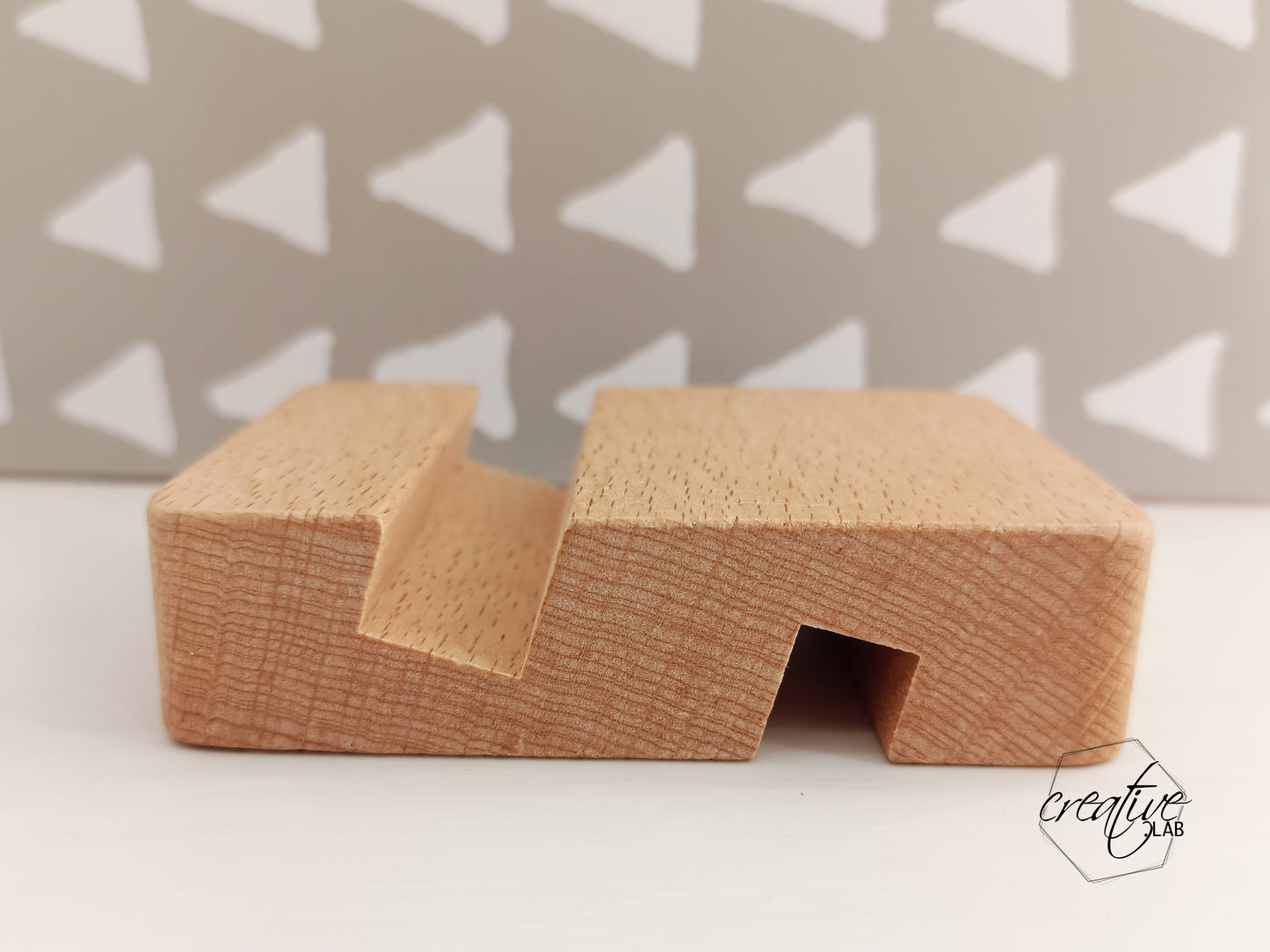 Porta smartphone in legno, personalizzabile con iniziale e nome