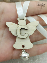Carica l&#39;immagine nel visualizzatore di Gallery, Set di 5 tags per Battesimo/Comunione/Cresima, in legno - angelo con iniziale e campanellino