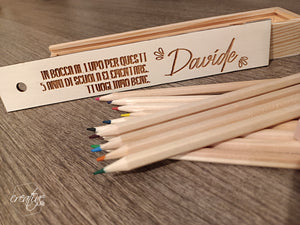 Astuccio in legno con matite colorate, personalizzabile con frase e nome