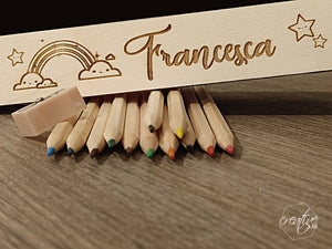 Astuccio in legno con matite colorate, personalizzabile con arcobaleno e nome