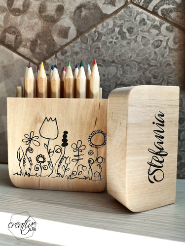 Astuccio in legno con matite colorate, personalizzabile con nome e fiori