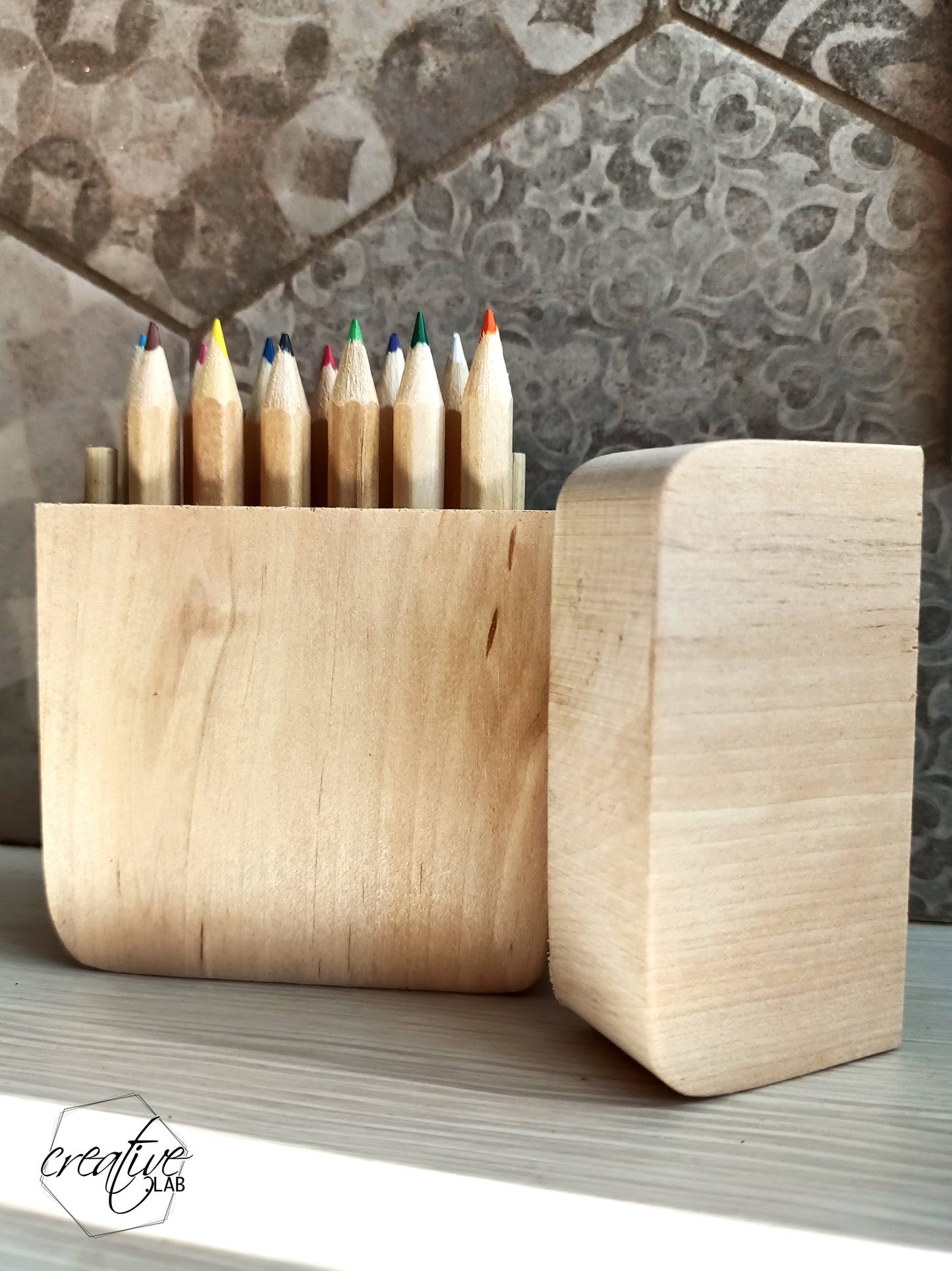 Astuccio in legno con matite colorate, personalizzabile con le scritte che vuoi tu