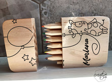 Carica l&#39;immagine nel visualizzatore di Gallery, Astuccio in legno con matite colorate, personalizzabile con nome e giraffa con palloncini