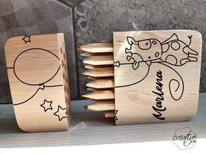 Astuccio in legno con matite colorate, personalizzabile con nome e giraffa con palloncini