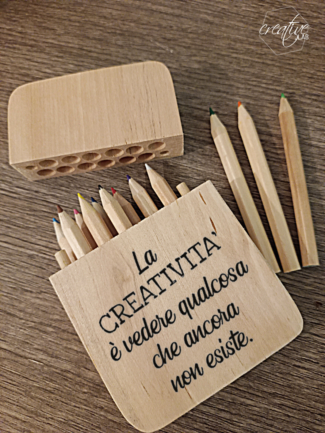 Astuccio in legno con matite colorate, personalizzabile con le scritte che vuoi tu