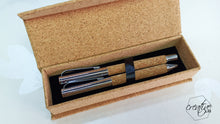 Carica l&#39;immagine nel visualizzatore di Gallery, Astuccio in sughero e due penne, personalizzabile per laurea