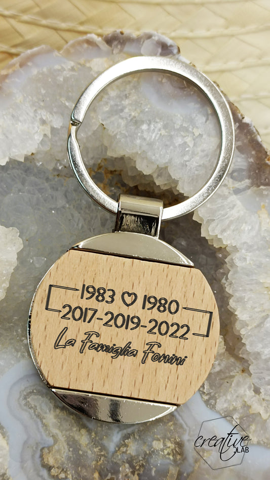 Portachiavi tondo in legno, personalizzabile con anni di nascita famiglia (R64)