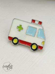 Spilla ambulanza con dedica su cartoncino