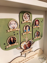 Carica l&#39;immagine nel visualizzatore di Gallery, Albero della vita in cornice per famiglia, con foto