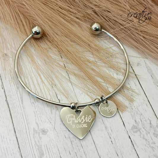 Bracciale rigido con ciondolo personalizzabile a cuore (G16+A37)