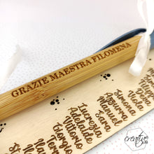 Carica l&#39;immagine nel visualizzatore di Gallery, Segnalibro in legno per insegnante con penna di bamboo