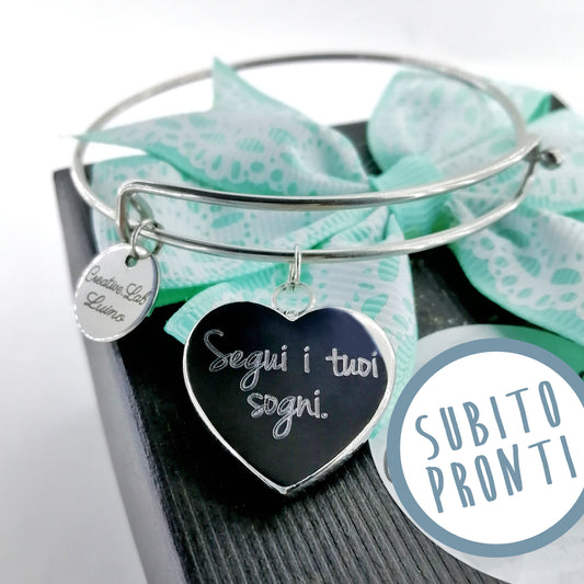 Bracciale rigido con ciondolo inciso "SEGUI I TUOI SOGNI" (G14+A11)