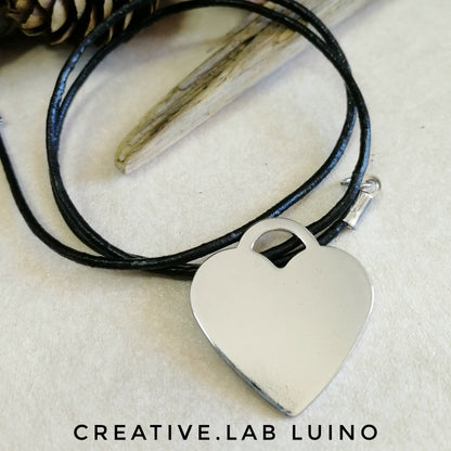 Ciondolo cuore personalizzabile con collarino in cuoio (A4+CUOIO)