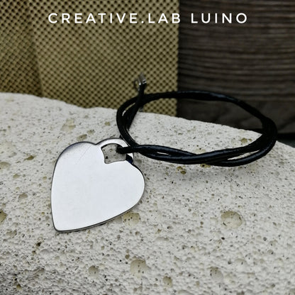 Ciondolo cuore personalizzabile con collarino in cuoio (A4+CUOIO)