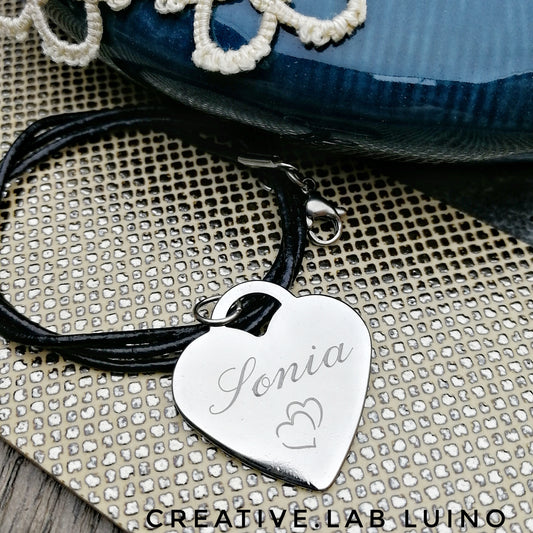 Ciondolo cuore personalizzabile con collarino in cuoio (A4+CUOIO)