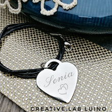 Carica l&#39;immagine nel visualizzatore di Gallery, Ciondolo cuore personalizzabile con collarino in cuoio (A4+CUOIO)